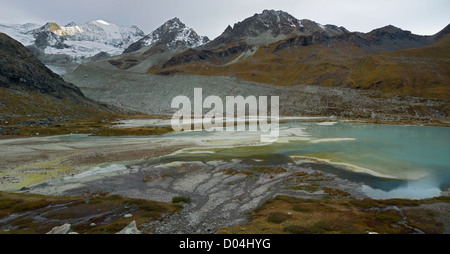 flacher Gletschersee vor dem Eintritt in den Stausee Lac de Moiry im Hochgebirge der Schweiz Stockfoto