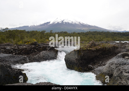 Petrohue Wasserfälle, mit einer Kulisse des Vulkans Osorno. Los Lagos Region, chilenische Patagonien Stockfoto