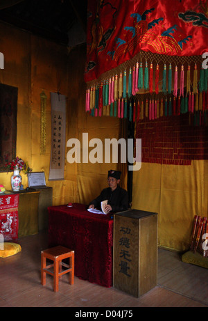 Mönch in Zhonghe Tempel, Dali, Yunnan Stockfoto