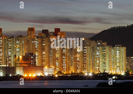 Hong Kong Wohnblocks in der Nacht Stockfoto