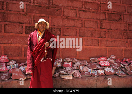 Lama außerhalb der Bakong Schrift drucken Lamakloster, Dege, NW Sichuan Stockfoto