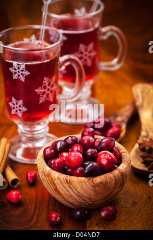 Preiselbeeren in Holzschale mit heißem Glühwein Stockfoto