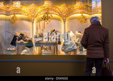 Paris, Frankreich, Man, Weihnachtseinkäufe, Lichter Genießen, weihnachtsdekoration in den Fenstern von galeries lafayette French Housewares Shop Frontfenster, Maison, Schaufenster in frankreich Lichtfenster Nacht Stockfoto