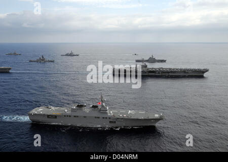 East China Sea. 16. November 2012. 26 Schiffe aus Japan Maritime Self Defense Force und US Navy Schiffe Dampf in Formation mit USS George Washington während scharfen Schwert 16. November 2012 in das Ostchinesische Meer. Scharfen Schwert ist eine jährliche Übung mit den Seestreitkräften der Vereinigten Staaten und Japan. Stockfoto