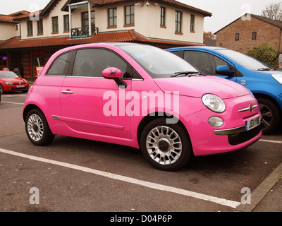 Rosa Mädchen Fiat 500, der aktuellen trendigen Auto für junge weibliche Fahrer, 15. November 2012 Stockfoto