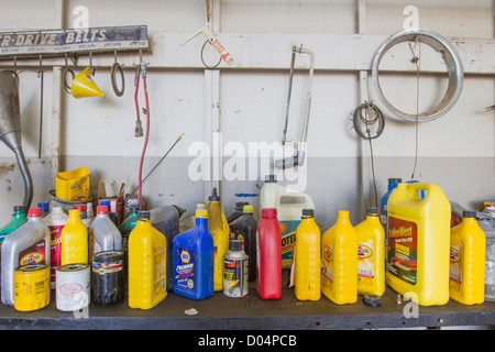 Öldosen in einer Garage. Stockfoto