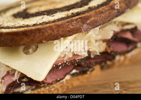 Roastbeef-Sandwich auf Wirbel Roggenbrot Stockfoto