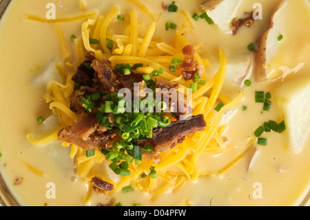 Nahaufnahme von Kartoffelsuppe mit Speckwürfeln. Stockfoto