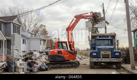 Aufräumen Besatzungen weiterhin Schmutz in der Nachmahd des Hurrikans Sandy 14. November 2012 in Union Beach, New Jersey. Stockfoto