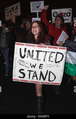 Bristol, UK, November 16.-A Frau protestieren gegen Israels Vorgehen in Gaza zu sehen ist ein Plakat als Demonstranten halten nehmen Sie Teil an einer Demonstration durch die Innenstadt. Stockfoto