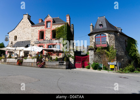 Hoch über dem Fluss Arz wurde Rochefort En Terre eines der schönsten Dörfer Frankreichs gewählt. Stockfoto