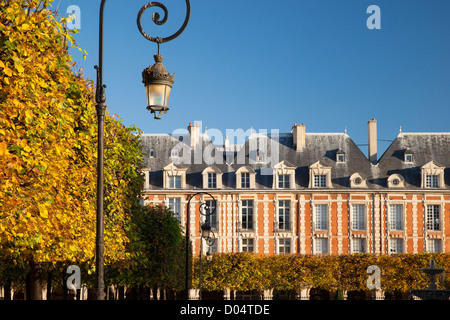 Lampen und Achitecture im Ort des Vogesen - der älteste öffentliche Platz in Paris, Ile de France, Frankreich Stockfoto