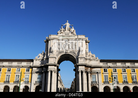 Berühmte Bogen an der Praça Comercio zeigen Viriatus, Vasco da Gama, Pombal und Nuno Alvares Pereira Stockfoto