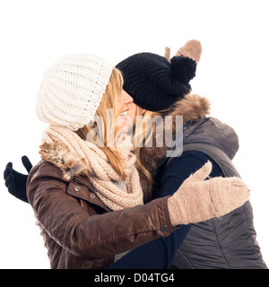 Zwei junge glückliche Freunde in Winterkleidung begrüßt und umarmt, isoliert auf weißem Hintergrund. Stockfoto