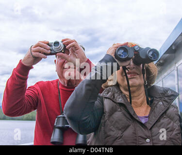 6. Juli 2012 - Ketchikan Gateway Borough, Alaska, USA - Touristen fotografieren und Blick durch ein Fernglas, Boot malerische Misty Fjords National Monument und Wilderness Area von einer Katamaran-Tour. (Kredit-Bild: © Arnold Drapkin/ZUMAPRESS.com) Stockfoto