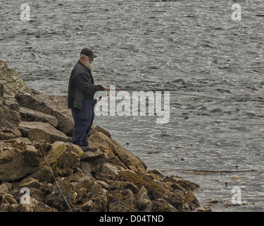 6. Juli 2012 - Ketchikan Gateway Borough, Alaska, USA - versucht ein einheimischer Fischer sein Glück von den Felsen im Hafen von Ketchikan. (Kredit-Bild: © Arnold Drapkin/ZUMAPRESS.com) Stockfoto