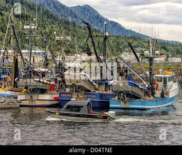 6. Juli 2012 - Ketchikan Gateway Borough, Alaska, US - sport A Hewes Angelboot/Fischerboot in Vordergrund Segeln vorbei an kommerzielle Schiffe vor Anker im Hafen von Ketchikan. Ein Exportschlager Alaskan sind Meeresfrüchte. Ökonomen schätzen die Fischindustrie trägt $ 5,8 Milliarden und 78.500 Arbeitsplätze für die Alaskan Wirtschaft (Credit-Bild: © Arnold Drapkin/ZUMAPRESS.com) Stockfoto