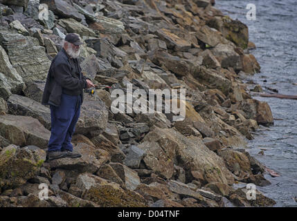 6. Juli 2012 - Ketchikan Gateway Borough, Alaska, USA - versucht ein einheimischer Fischer sein Glück von den Felsen im Hafen von Ketchikan. (Kredit-Bild: © Arnold Drapkin/ZUMAPRESS.com) Stockfoto