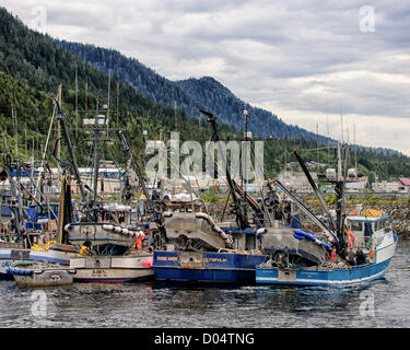 6. Juli 2012 - Ketchikan Gateway Borough, Alaska, USA - A Forest von Masten der kommerziellen Fischerei Schiffe vor Anker im Hafen von Ketchikan. Ein Exportschlager Alaskan sind Meeresfrüchte. Ökonomen schätzen, dass die Fischindustrie $ 5,8 Milliarden und 78.500 Arbeitsplätze für die Alaskan Wirtschaft beiträgt. (Kredit-Bild: © Arnold Drapkin/ZUMAPRESS.com) Stockfoto