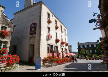 Hoch über dem Fluss Arz wurde Rochefort En Terre eines der schönsten Dörfer Frankreichs gewählt. Stockfoto