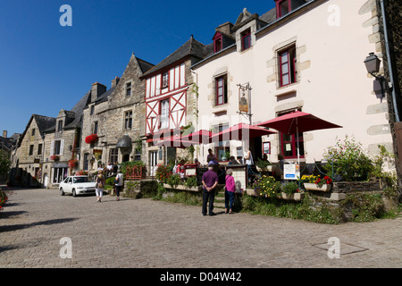 Hoch über dem Fluss Arz wurde Rochefort En Terre eines der schönsten Dörfer Frankreichs gewählt. Stockfoto