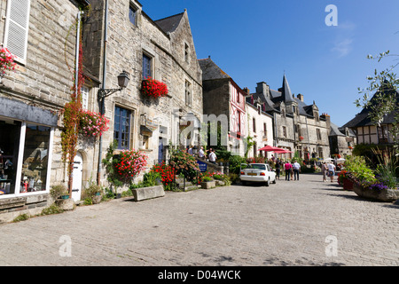 Hoch über dem Fluss Arz wurde Rochefort En Terre eines der schönsten Dörfer Frankreichs gewählt. Stockfoto