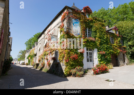 Hoch über dem Fluss Arz wurde Rochefort En Terre eines der schönsten Dörfer Frankreichs gewählt. Stockfoto