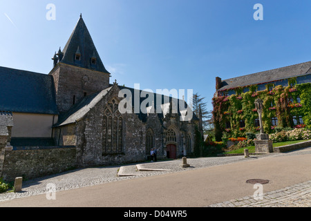 Hoch über dem Fluss Arz wurde Rochefort En Terre eines der schönsten Dörfer Frankreichs gewählt. Stockfoto