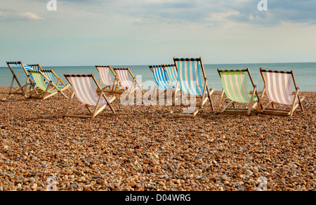 Liegestühle am Strand von Brighton, UK Stockfoto