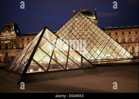 Paris-Louvre-Museum Peis Glaspyramide auf Paris, Frankreich Stockfoto