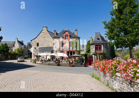 Hoch über dem Fluss Arz wurde Rochefort En Terre eines der schönsten Dörfer Frankreichs gewählt. Stockfoto