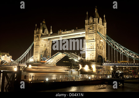 London Tower Bridge offenen Boot Nacht Stockfoto