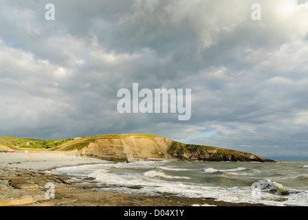 Wave-Schnitt-Plattform, Strand und Klippen unter einem dramatischen Himmel am Southerndown in Glamorgan, South Wales. Stockfoto