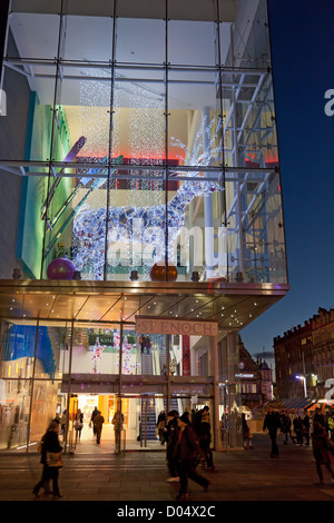 Großen Rentier aus Lichterketten über dem Eingang zum St. Enoch Shopping Centre, Glasgow gemacht. Weihnachts-Dekoration, Stadt, UK Stockfoto