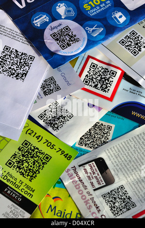 QR Quick Response Codes auf Junk-e-Mail-Broschüren und Zeitschriften Stockfoto