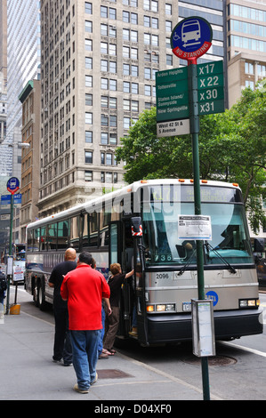 Bushaltestelle auf der Fifth Avenue in New York City, USA Stockfoto