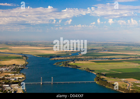 Luftaufnahme des Sacramento River im Rio Vista mit der Rio Vista Brücke - Sacramento River Delta, Kalifornien. Stockfoto