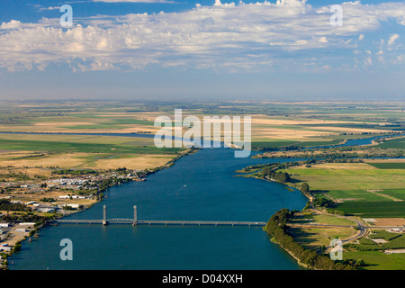 Luftaufnahme des Sacramento River im Rio Vista mit der Rio Vista Brücke - Sacramento River Delta, Kalifornien. Stockfoto