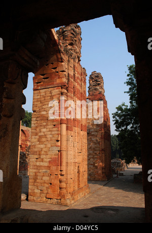 Tempelruinen bei Qutab minar-Komplex, Delhi, Indien Stockfoto