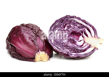 Rotkohl halbieren isoliert auf weißem Hintergrund Stockfoto