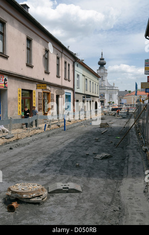 Stadtzentrum Renovierung in Wadowice, Polen. Straßenbelag in Mickiewicza Straße ersetzt. Stockfoto