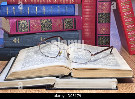 Oldtimer Bücher mit Brille auf Holztisch Stockfoto