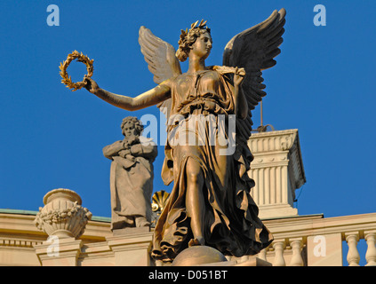 Prag, Tschechische Republik. Rudolfinum Concert Hall. Engel und die Statue von Beethoven Stockfoto