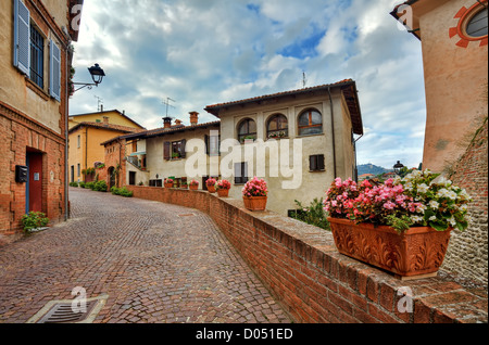 Schmalen gepflasterten Straße zwischen mittelalterlichen bunten Häusern am Stadt Barolo im Piemont, Norditalien. Stockfoto