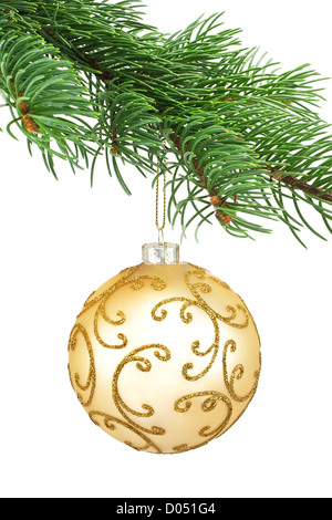 Goldenen Ornament Weihnachtskugel in einer Tanne auf weißem Hintergrund Stockfoto