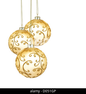 Drei schöne goldene Weihnachtskugeln auf weißem Hintergrund Stockfoto