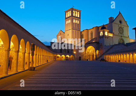 Assisi, Basilica di San Francesco. Basilika des Heiligen Franziskus in der Abenddämmerung. UNESCO-Weltkulturerbe. Provinz Perugia. Umbria.Italy Stockfoto