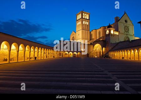 Assisi, Basilica di San Francesco. Basilika des Heiligen Franziskus in der Abenddämmerung. UNESCO-Weltkulturerbe. Provinz Perugia. Umbria.Italy Stockfoto