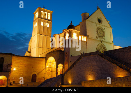 Assisi, Basilica di San Francesco. Basilika des Heiligen Franziskus in der Abenddämmerung. UNESCO-Weltkulturerbe. Provinz Perugia. Umbria.Italy Stockfoto