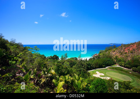 Tropischer Strand und Golf-Feld Stockfoto